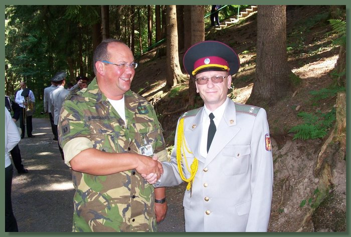 FA_Kapitein S. Dubbelaar en Lieutenant-Colonel V.Semenov.jpg